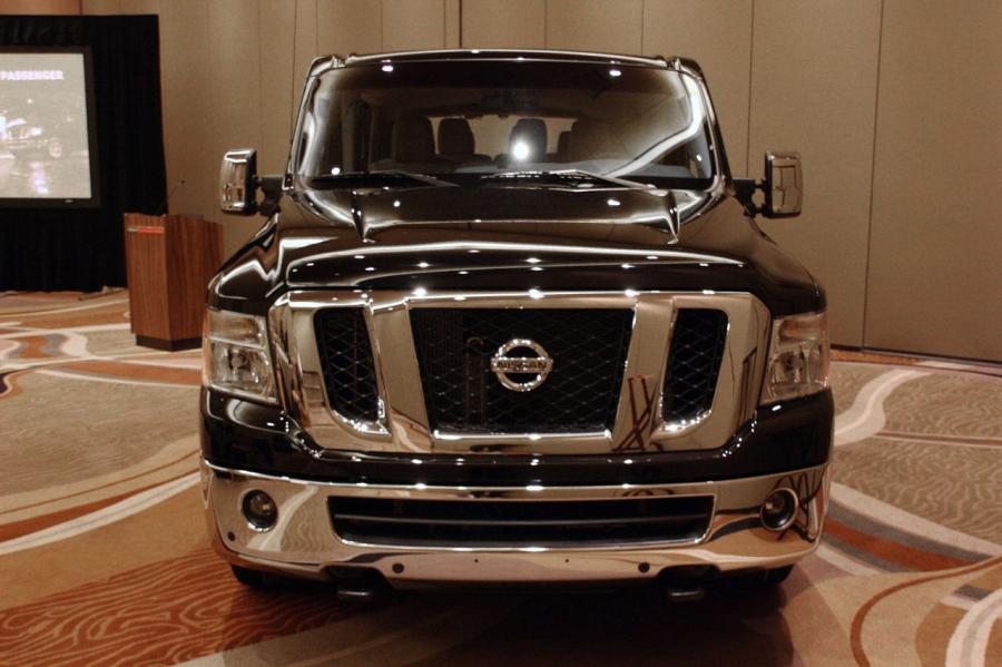  Nissan NV3500 Passenger Van 2012 года  (фото 7 из 15)
